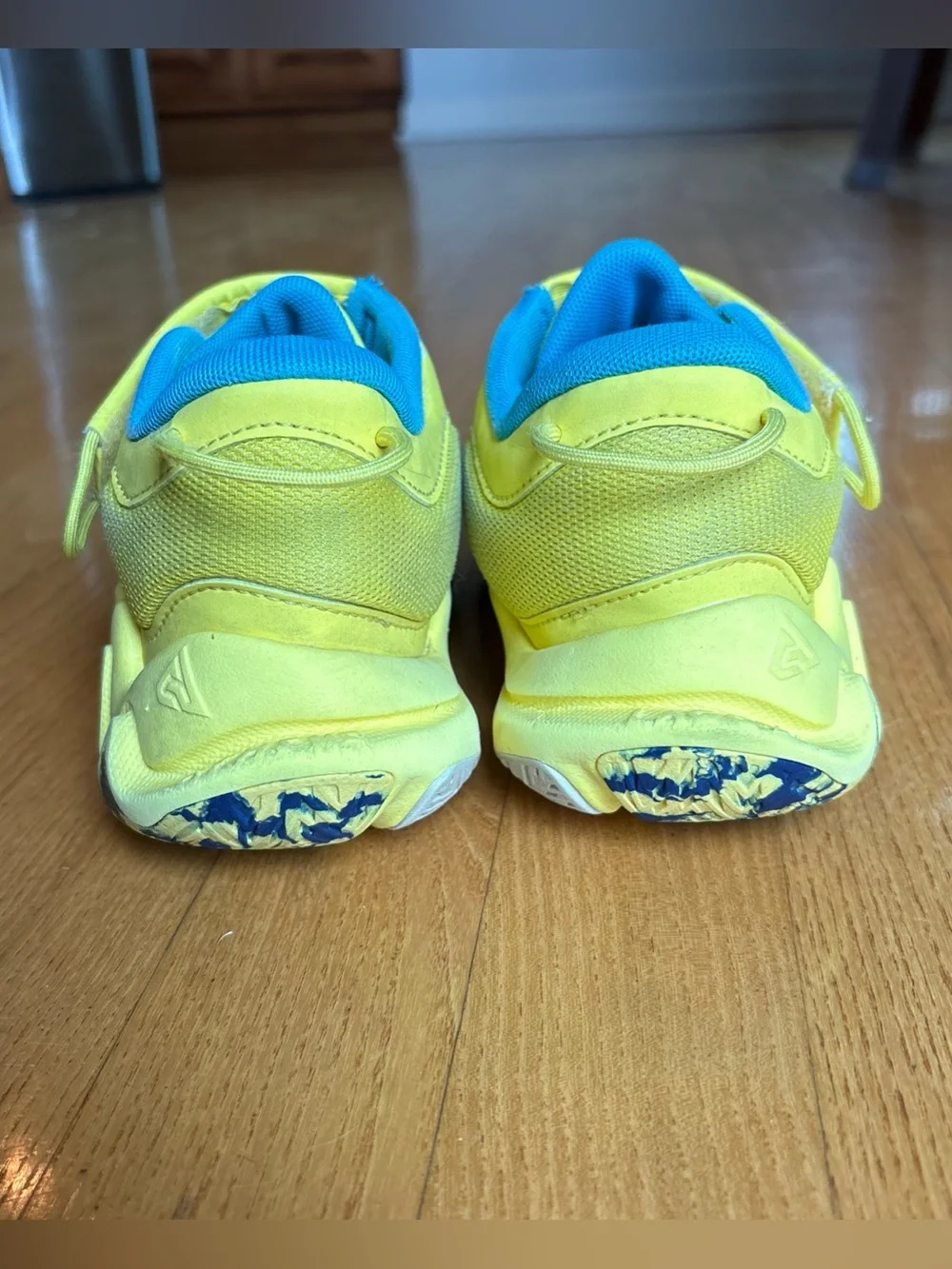 Nike Giannis Immortality 2 Basketball Shoes Sneakers Yellow Blue Boys Sz 1.5Y